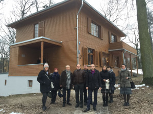 Cilvēki stāv pie Jāņa Akuratera muzeja